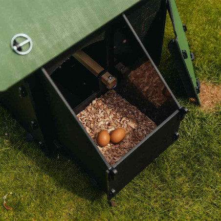 Recycled plastic hen house 2 to 4 hens
