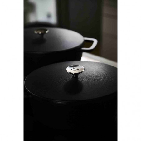 Black cast aluminum casserole, round or oval